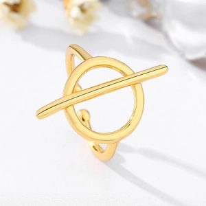 Minimalistischer goldener geometrischer Ring mit Kreis-Design auf weißem Hintergrund