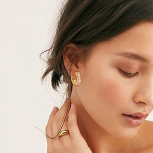 Orecchini a cerchio a C dorati con zirconi quadrati e anello in oro liscio lucido