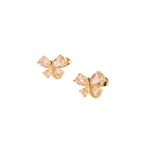 Orecchini a farfalla dorati con cristalli rosa pallido su uno sfondo bianco pulito