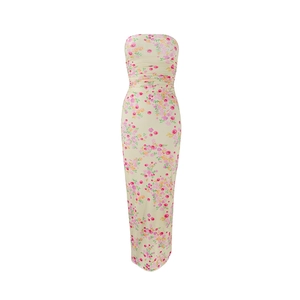 Détail de l'imprimé fleuri et du corsage froncé sur robe midi bustier moulante