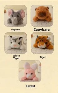 Peluche magnetici tra cui elefante, capibara e tigre esposti su una scrivania