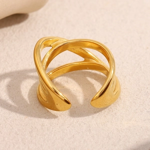 Bague ouverte minimaliste en acier inoxydable plaqué or 18 carats avec lignes croisées