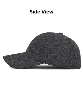 Vista laterale che mostra il tessuto grigio strutturato e l'etichetta SPORT del cappello