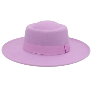 Eleganter helllilafarbener flacher Wollfilzhut mit passendem Hutband für Herbst und Winter