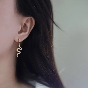 Elegant 18K gold-plated titanium steel snake earring with vintage textured S-curve design