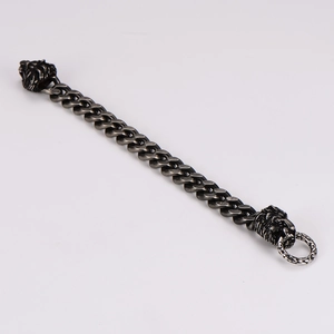 Détail d'un bracelet gourmette punk vintage avec deux têtes de lion en argent antique