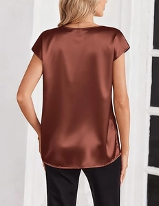 Vista posterior de blusa de satén marrón oscuro de manga corta con dobladillo curvo