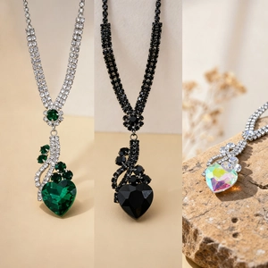 Détail de colliers avec pendentifs en forme de cœur en vert, noir et effet aurore