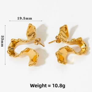 Detail of gold wavy earrings with dimensions 19.5x33mm and weight 10.8g