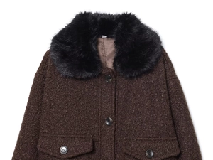 Détail du tissu texturé marron foncé et du col en fausse fourrure noire avec bouton