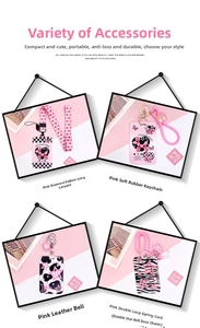 Detailansicht pinker Ausweishüllen mit Ballonhund-Motiv und vier Anhängervarianten