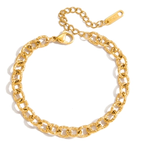Détail d'un bracelet gourmette en acier inoxydable doré avec texture martelée et fermoir