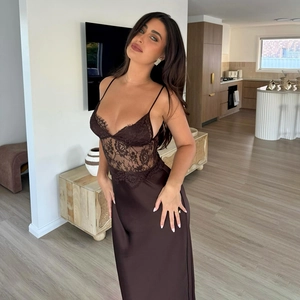Robe longue élégante marron foncé avec col en V profond, dentelle et texture soie