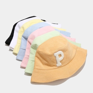 Chapeaux bob en tissu éponge avec broderie lettre P en plusieurs couleurs vives