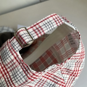 Casquette de baseball à carreaux avec boucle métallique réglable et détail de nœud
