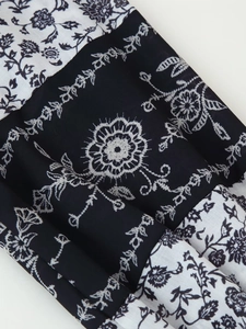 Vue détaillée du motif floral sur le tissu de chemise à manches longues noir et blanc