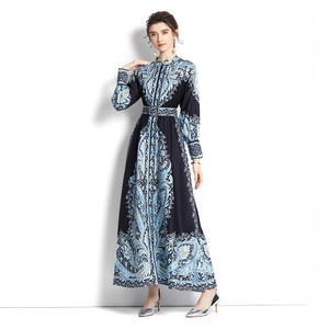 Elegante abito lungo in velluto blu navy con ricami e dettagli di perline