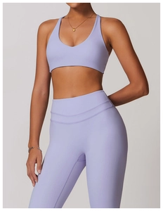 Détail de l'ensemble brassière de sport col en V et legging taille haute lavande