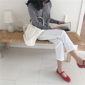 Bolso de lona blanco con cárdigan gris y zapatos Mary Jane rojos estilo francés