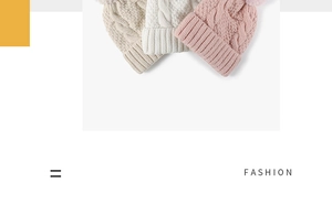 Primo piano di cappelli in maglia da donna in beige, bianco e rosa con pon pon