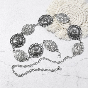 Détail de la chaîne de taille bohème en argent avec pièces gaufrées et fermoir mousqueton