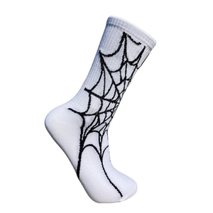 Vue détaillée d'une chaussette blanche en coton avec motif toile d'araignée noire