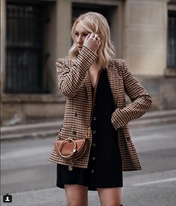 Streetstyle-Aufnahme eines braunen Blazers mit Hahnentrittmuster und schwarzem Kleid