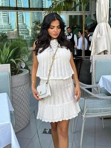 Set a due pezzi in maglia bianca alla moda con top traforato e minigonna a vita alta
