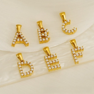 Détail de six pendentifs lettres A-F dorés avec incrustations de perles blanches