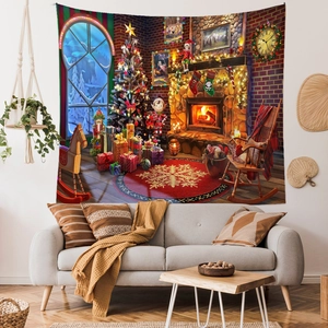 Detail eines Weihnachtswandteppichs mit Kamin und Tannenbaum über einem grauen Sofa