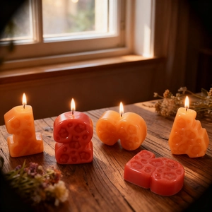 Dettaglio macro di candele profumate a forma di numeri con trama a nido d'ape su legno