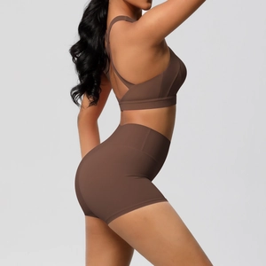 Detailansicht des kaffeebraunen Sport-BHs und der High-Waist-Shorts mit Überkreuzgurten