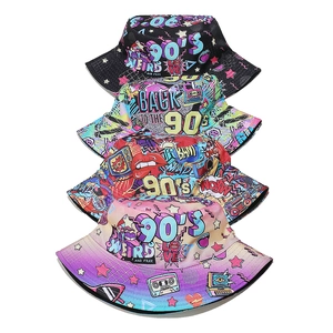 Détails de quatre bobs de style vintage 90s avec des motifs graffiti et cassettes