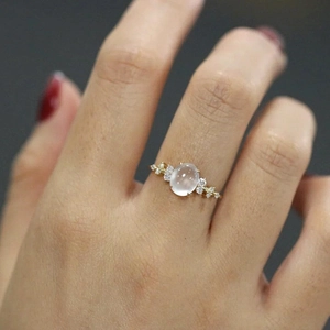 Französischer Goldring für Damen mit Mondstein und funkelnden Seitendiamanten