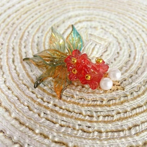 Elegante Goldfisch-Haarspange mit verlaufenden Blütenblättern und weißen Perlen in Gold