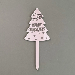 Décoration de gâteau arbre de Noël en acrylique rose avec motifs et texte gravés au laser.