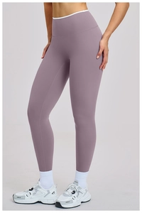 Detailansicht der lila High-Waist-Yogahose mit kontrastierendem weißem Bund und Nähten