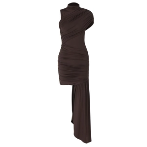 Abito midi asimmetrico arricciato color cioccolato con collo alto e silhouette senza maniche