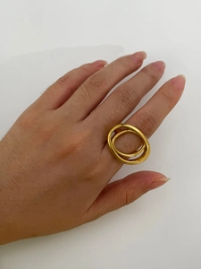 Detail of a double-layered gold-plated stainless steel ring worn on a woman's finger