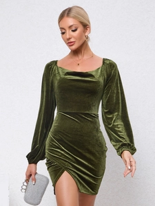 Detalle de la tela de terciopelo verde oscuro con dobladillo con abertura