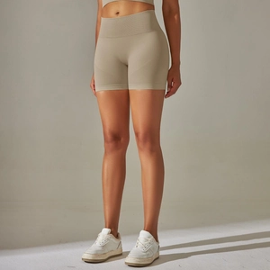 Gros plan sur la taille haute sans couture et le tissu respirant du short de yoga beige
