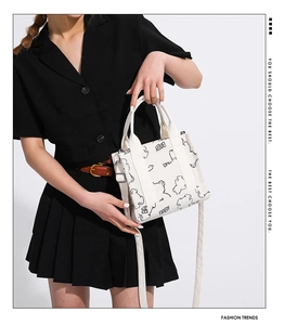Borsa tote in velluto a coste bianco con stampa di orso in posa a tracolla alla moda