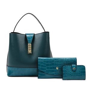 Set da tre pezzi in ecopelle verde acqua scuro con grana coccodrillo e litchi