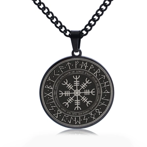 Schwarze Wikinger Vegvisir Kompass Halskette mit Runen auf weißem Hintergrund