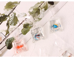 Pendentifs miniature en résine en forme de sac à poisson avec crochets en métal
