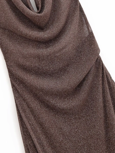 Macro di tessuto marrone metallizzato lucido con eleganti drappeggi e pieghe fini