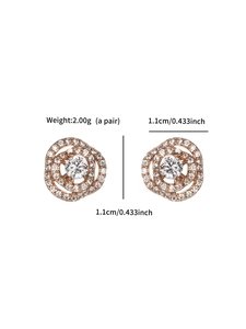 Dettaglio orecchini a fiore in oro rosa da 1,1 cm con pavé di zirconi bianchi