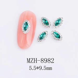 Dettaglio macro cristallo per unghie marquise verde smeraldo 5,5x9,5mm su base argento