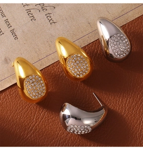 Détails de boucles d'oreilles gouttes en acier titane avec zircons pavés sur cuir