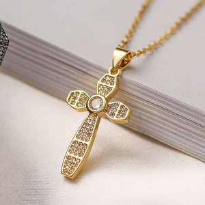 Dettaglio della collana con ciondolo a croce placcata oro e pietre di zirconi scintillanti